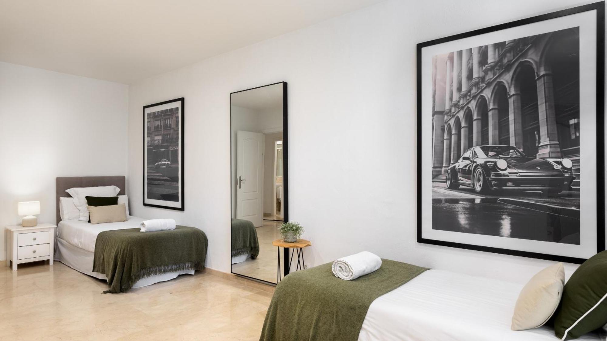 Ferienhaus Vacation - Federer, Old Town With A Big Communal Pool And Andalusian Garden
