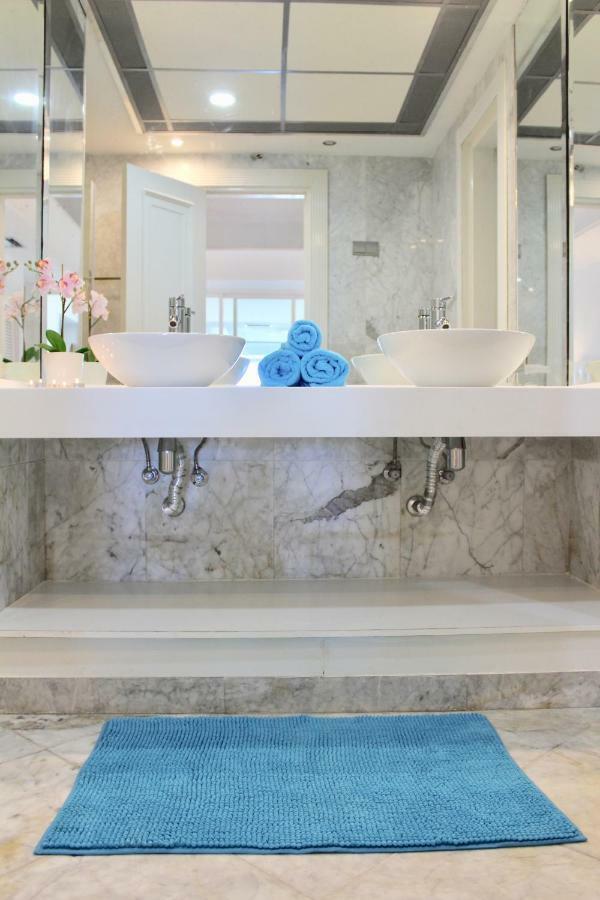 Puerto Banus 2 Bedrooms Oceanfront C * Marbella