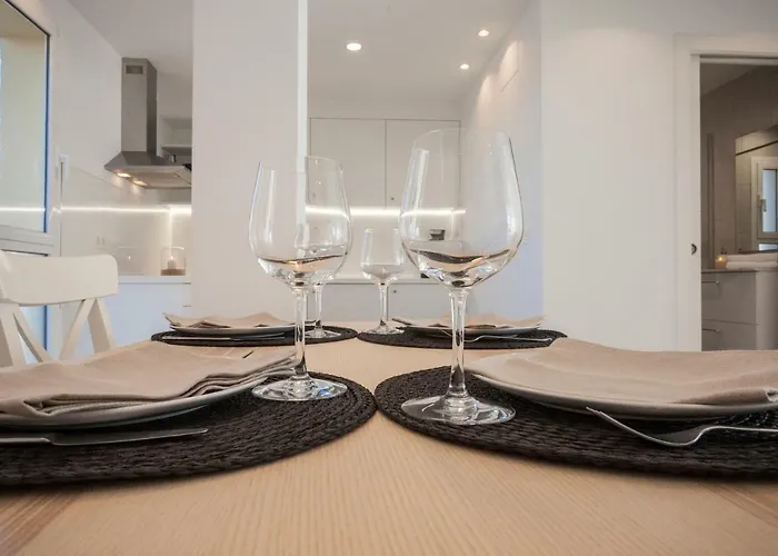 Seaview Flat With Sunny Balcony - Central Marbella