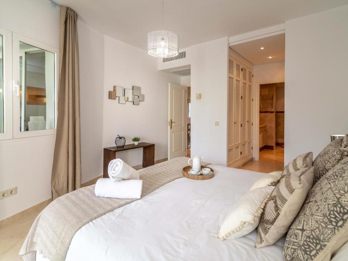 Vacation Marbella: Beachfront Retreat With Puerto Banus Access Apartment *
