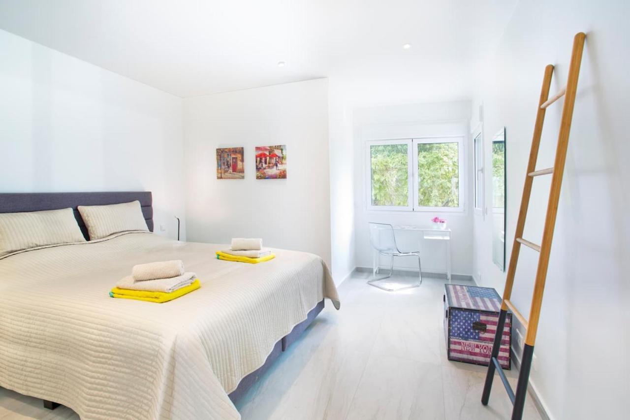 Villa Extravagant 8 Bdrm In Marbella, Beachside *
