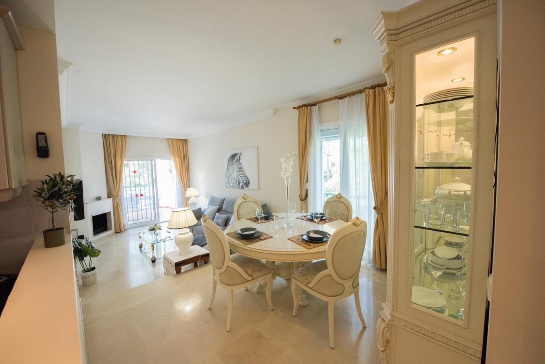 Spacious Flat With Pool In Appartement