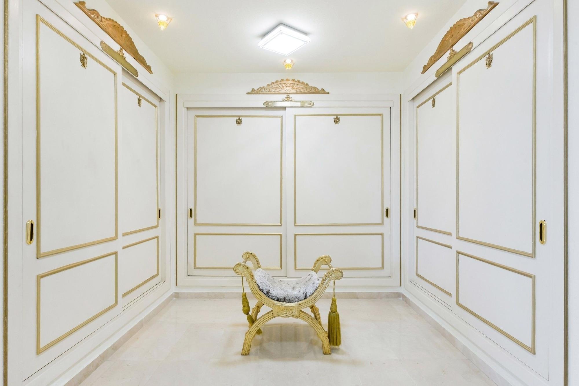 Villa Royal Empire *