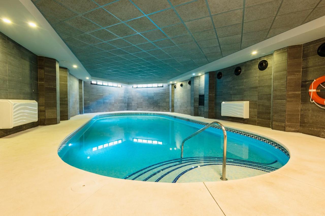 With 3 Bedrooms, Terrace, Indoor Pool And Sauna At 100 M From The In Puerto Banus Appartement