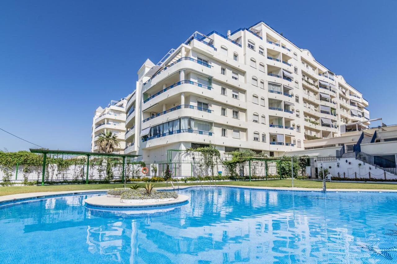 Piso Primera Linea, Banana Beach, Marbella. Apartamento *