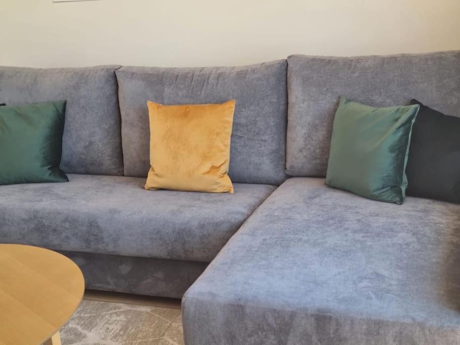 Beautiful And Quiet Family Townhouse In Great Location *
