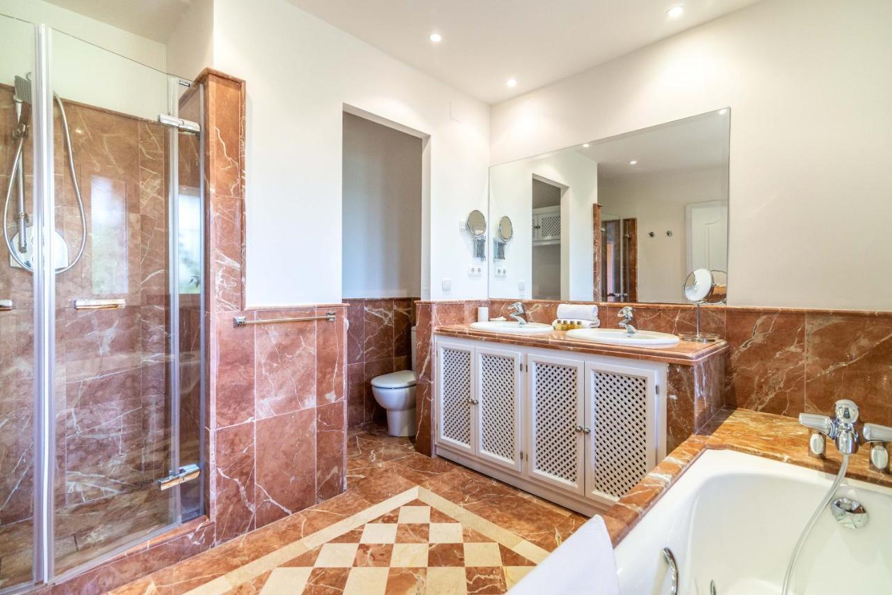 Vakantiehuis Vacation - Federer, Old Town With A Big Communal Pool And Andalusian Garden Marbella