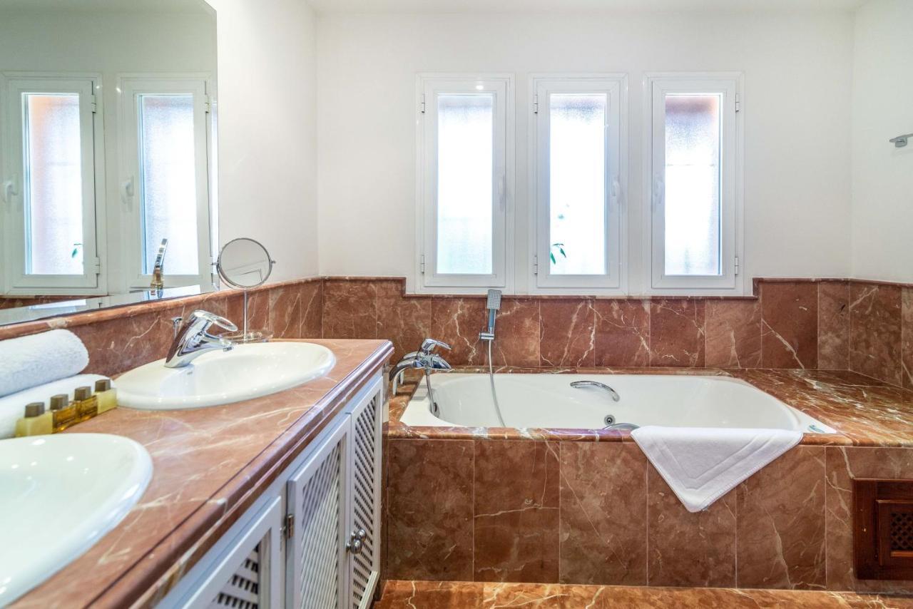 Vakantiehuis Vacation - Federer, Old Town With A Big Communal Pool And Andalusian Garden