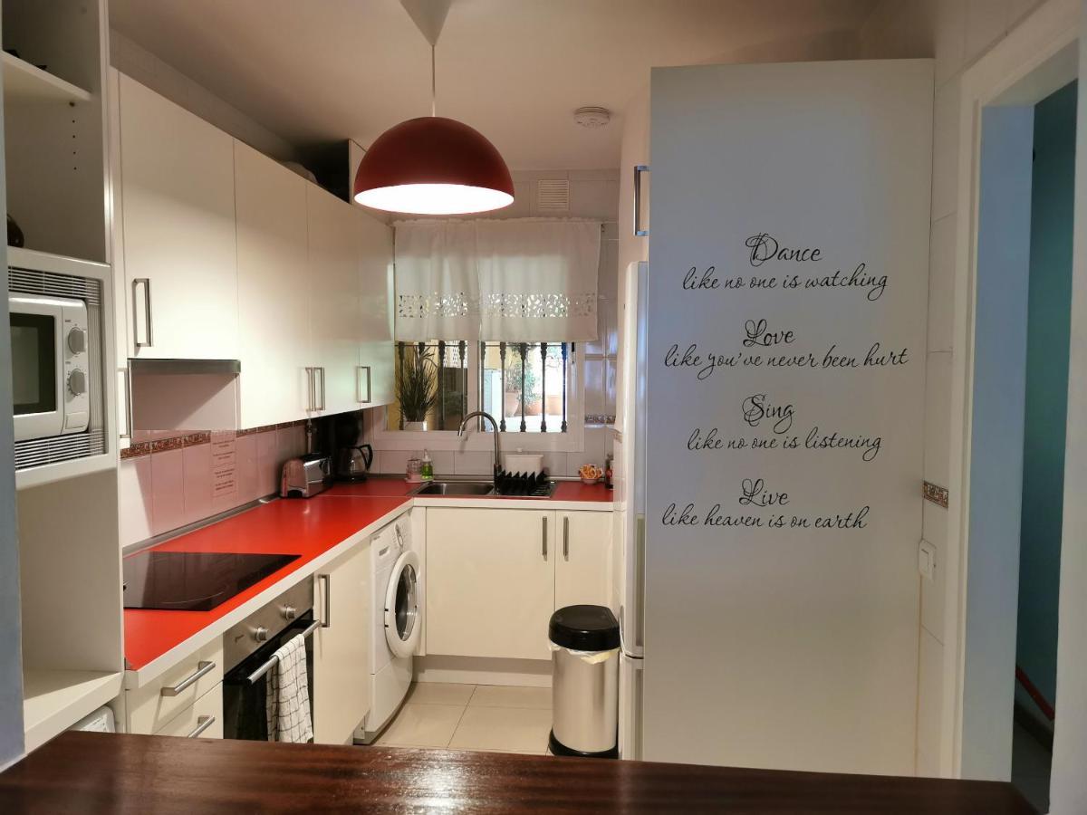 Apartment Beachside Retreat: 2-bedroom With Pool And Wi-fi