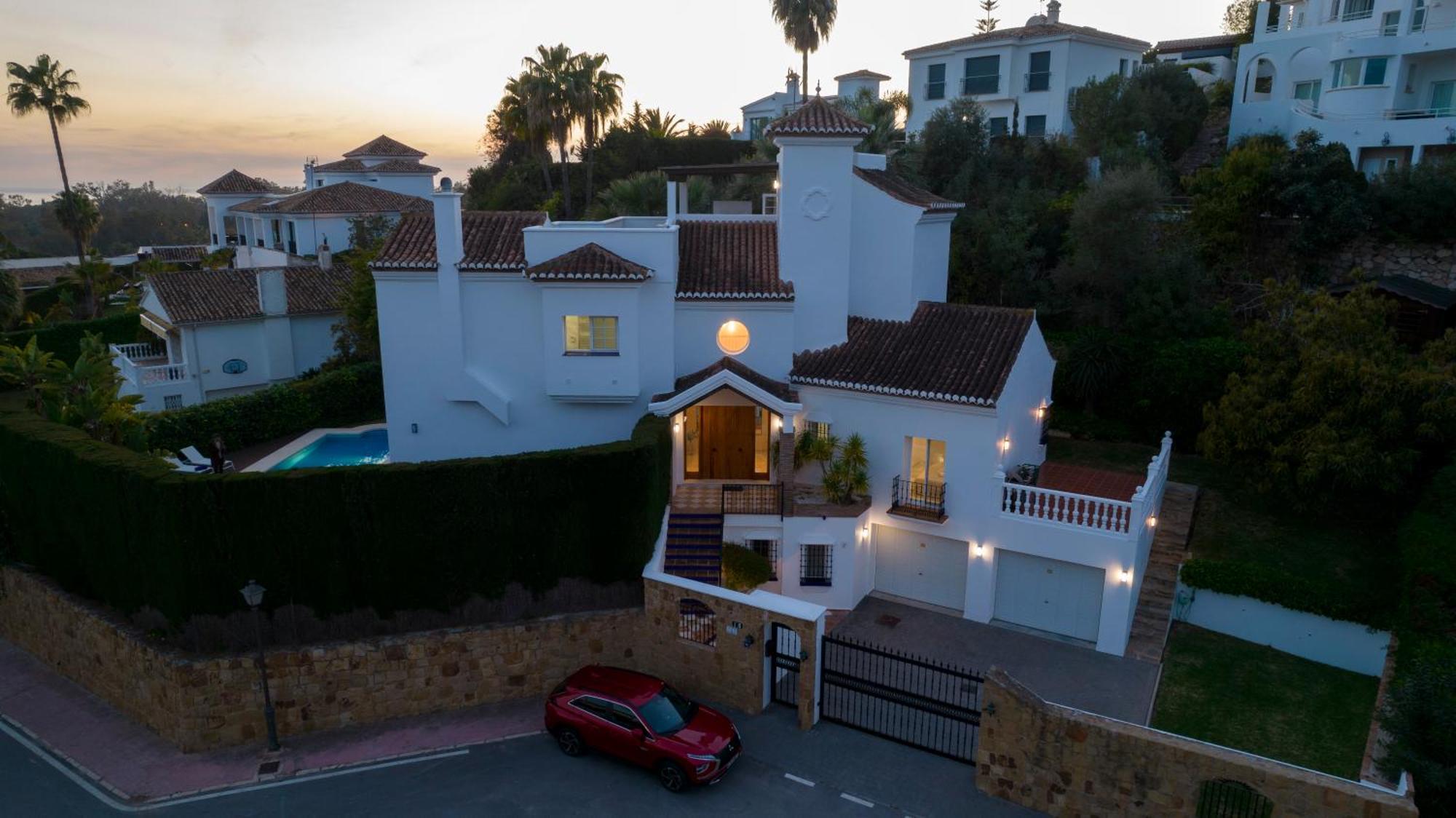 Villa Vacation I Nadal, Private Pool, Lush Garden, Beaches At Your Doorstep Marbella