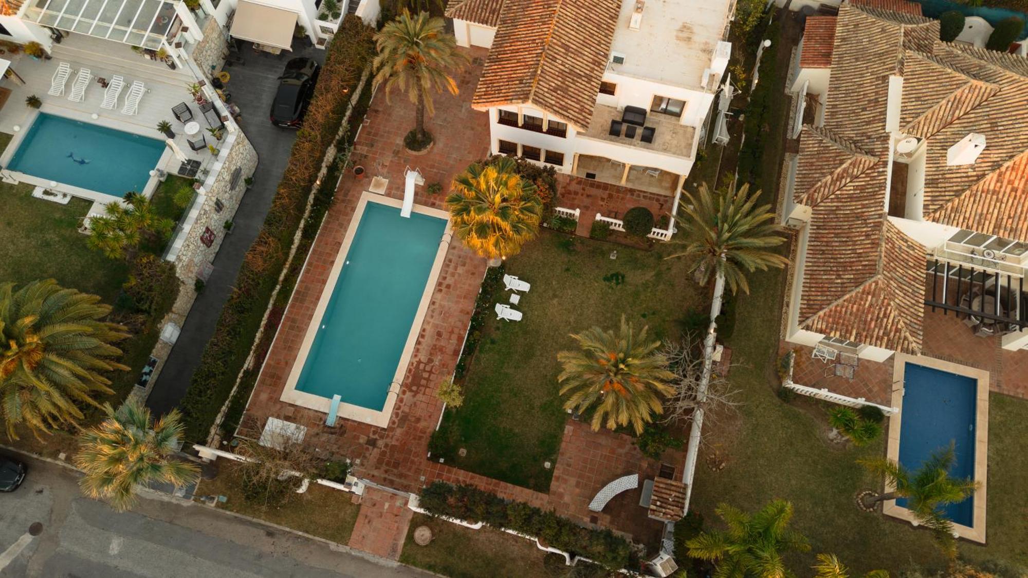 Villa Spacious House With Pool, Garden And Solarium In Las Chapas, Marbella *