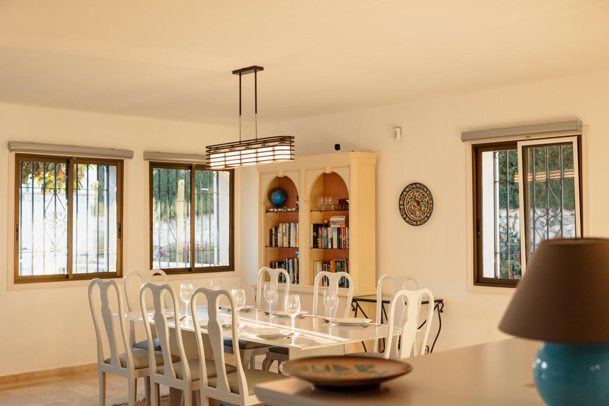 Spacious House With Pool, Garden And Solarium In Las Chapas, Marbella