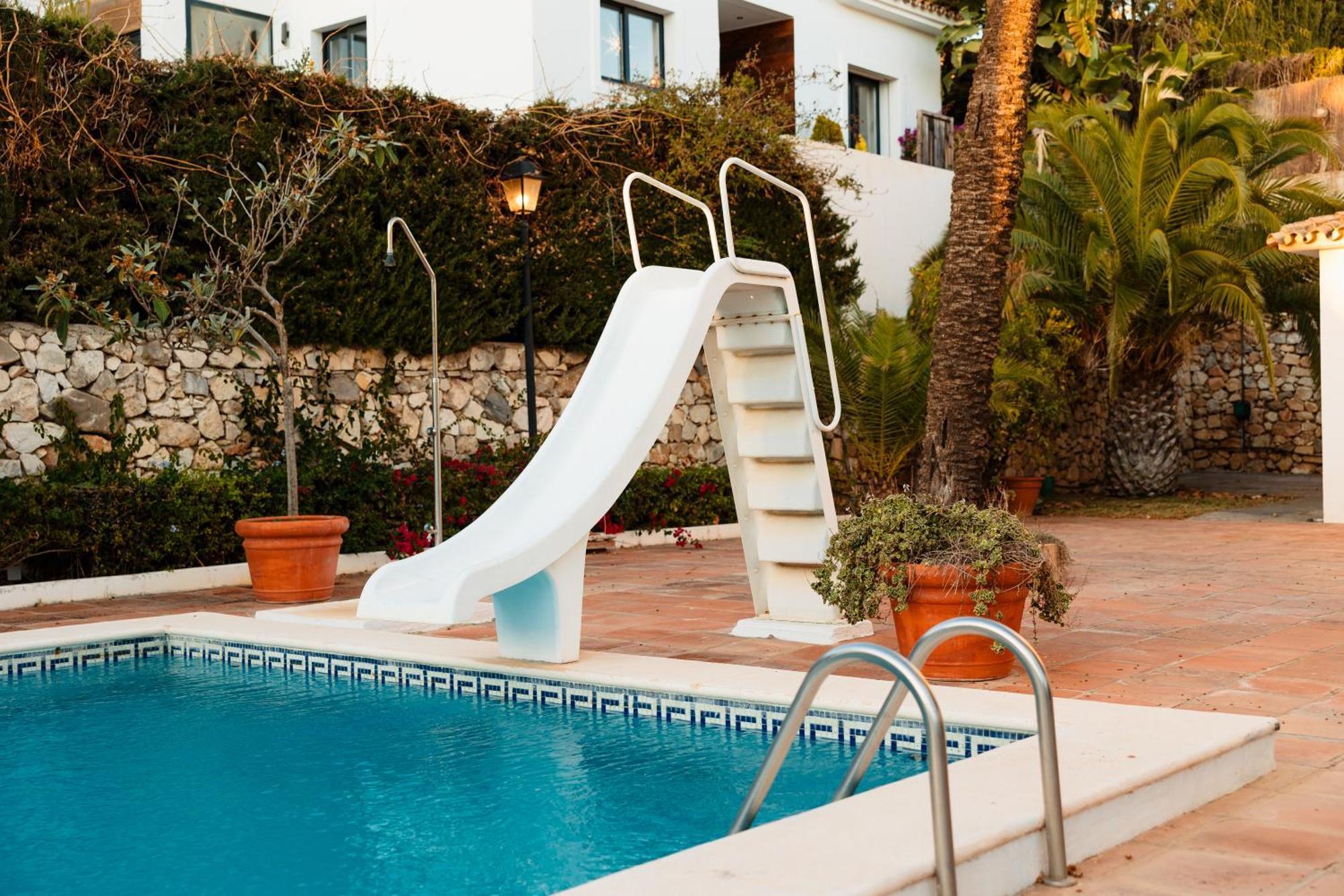 Spacious House With Pool, Garden And Solarium In Las Chapas, Marbella