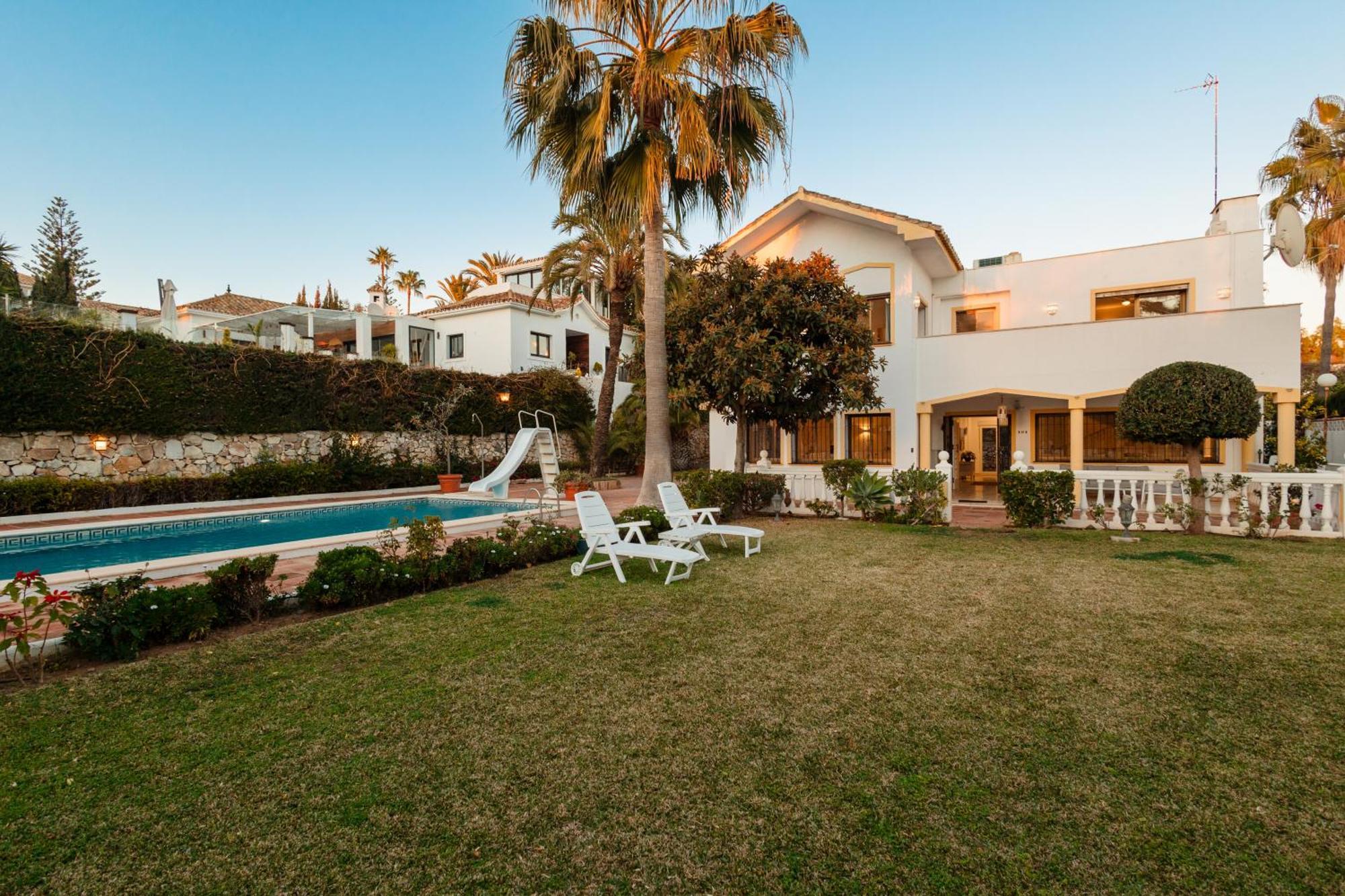 Spacious House With Pool, Garden And Solarium In Las Chapas, Marbella