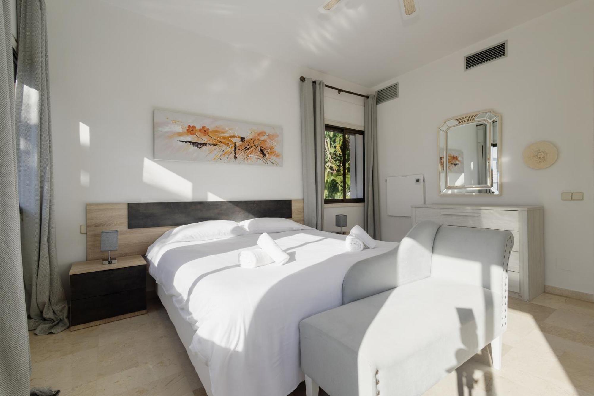 Spacious House With Pool, Garden And Solarium In Las Chapas, Marbella