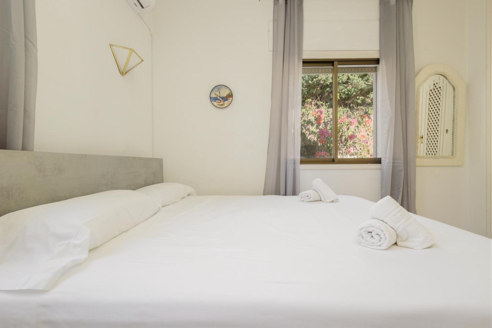 Spacious House With Pool, Garden And Solarium In Las Chapas, Marbella