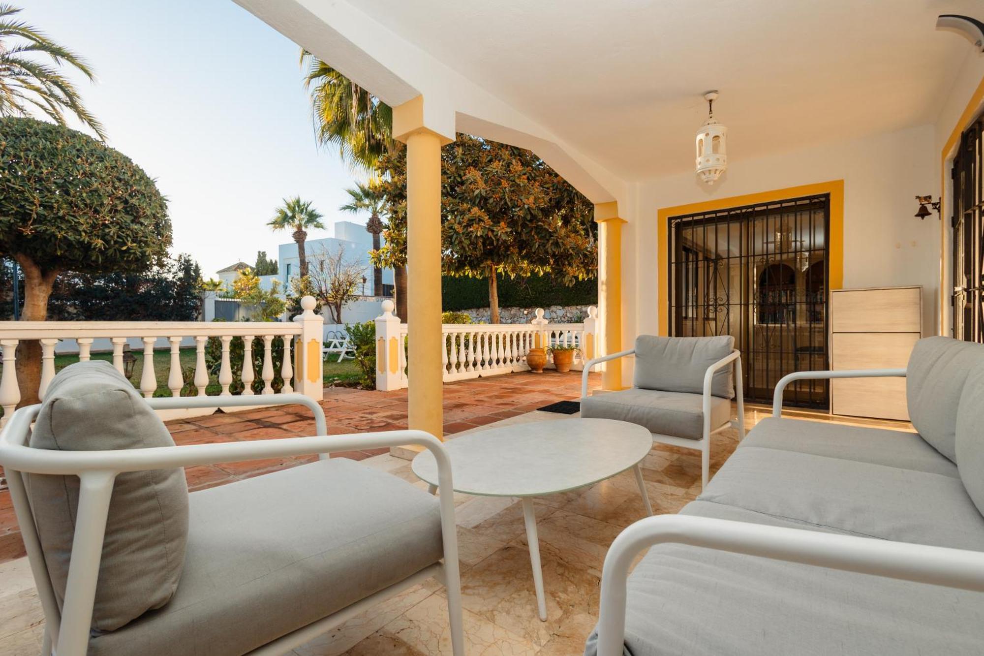 Spacious House With Pool, Garden And Solarium In Las Chapas, Marbella