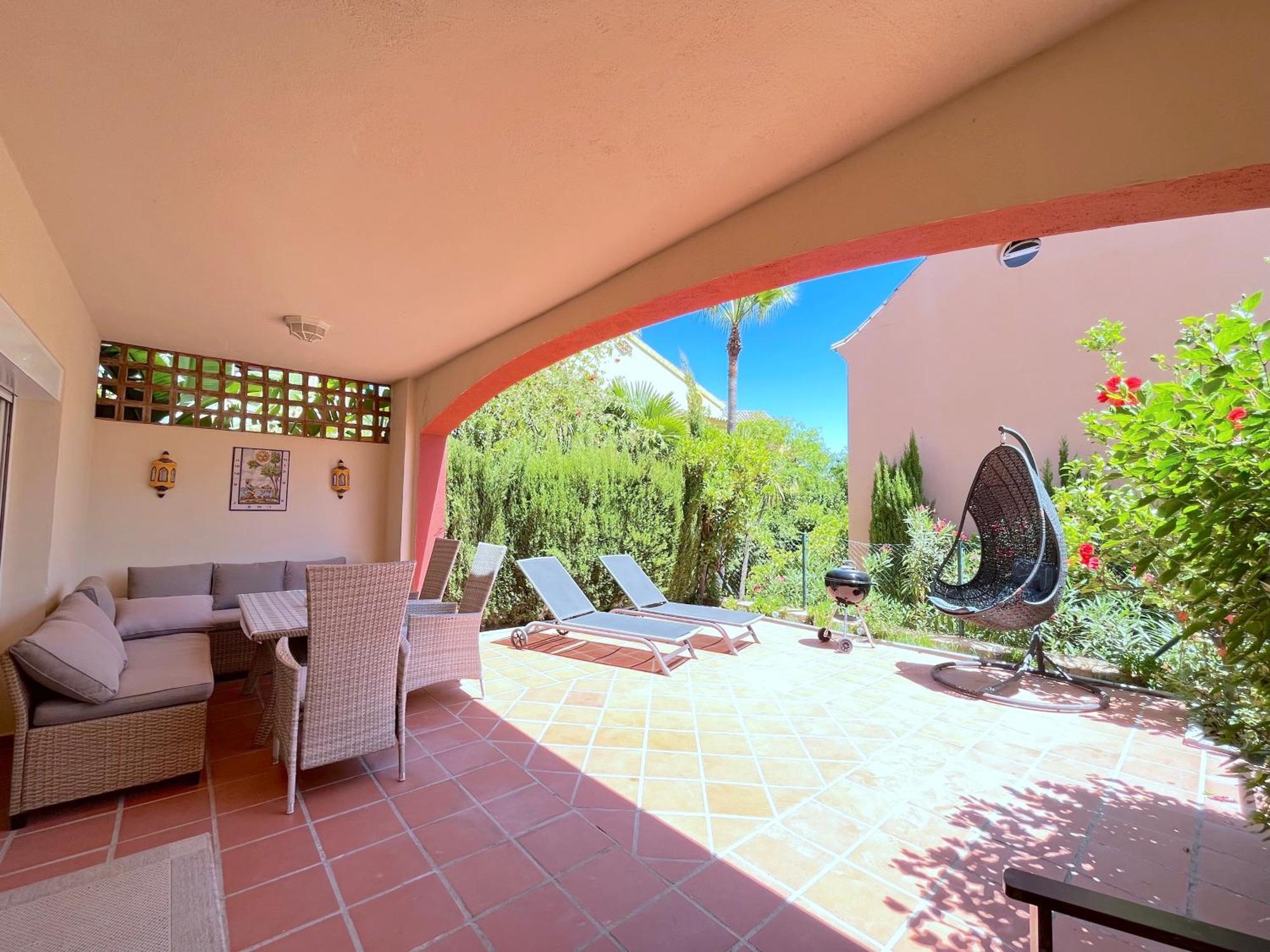 Vakantiehuis Charming House With Pool, Close To The Sea