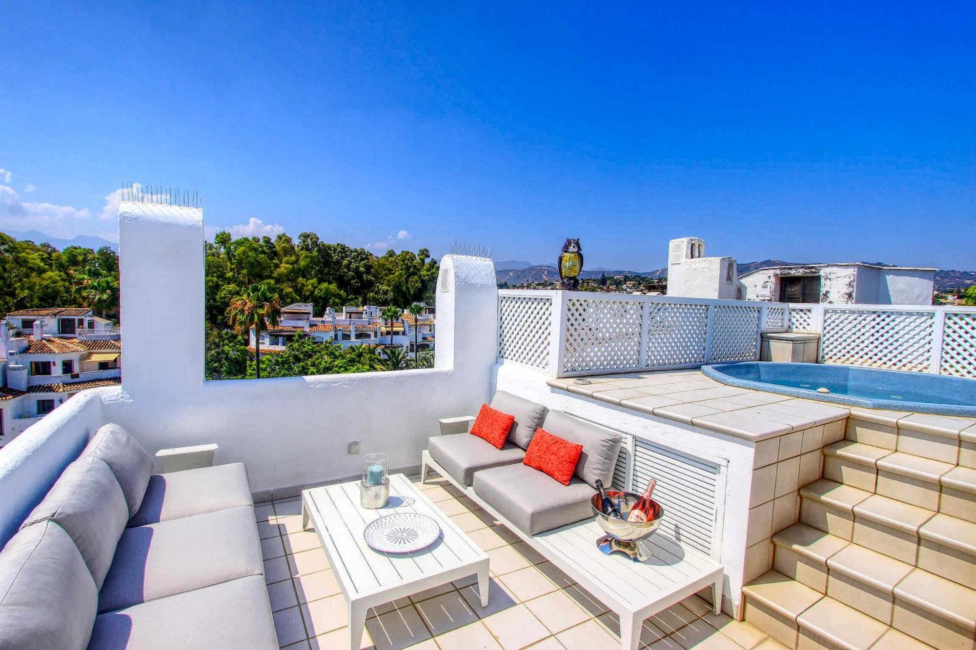 Apartamento 1080 Beachfront Penthouse 3 Floors Jacuzzi 2 Pools Wifi Roof Terrace Marbella