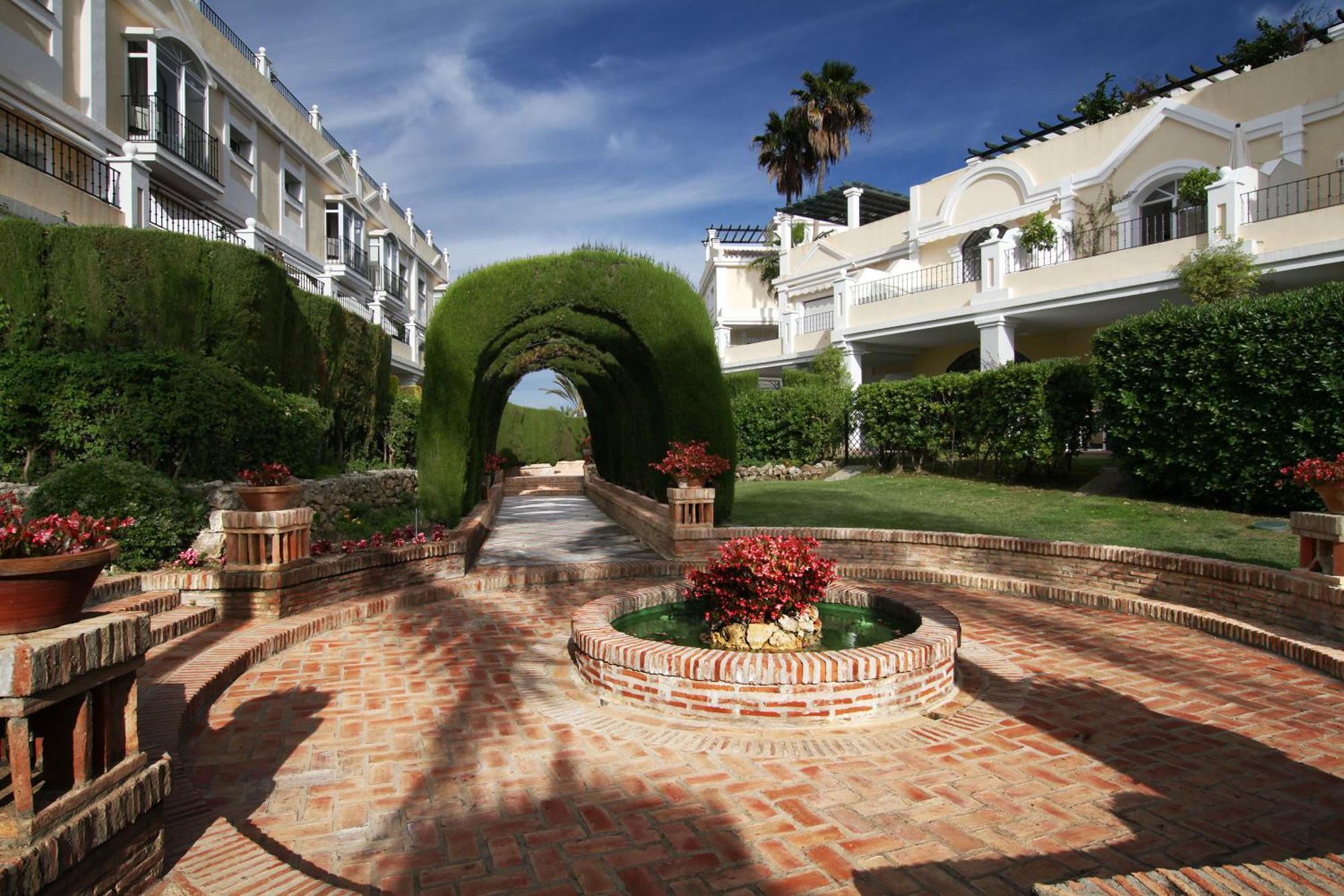 Apartment Spacious 2 Bed Duplex In Aloha Gardens Close To Puerto Banus