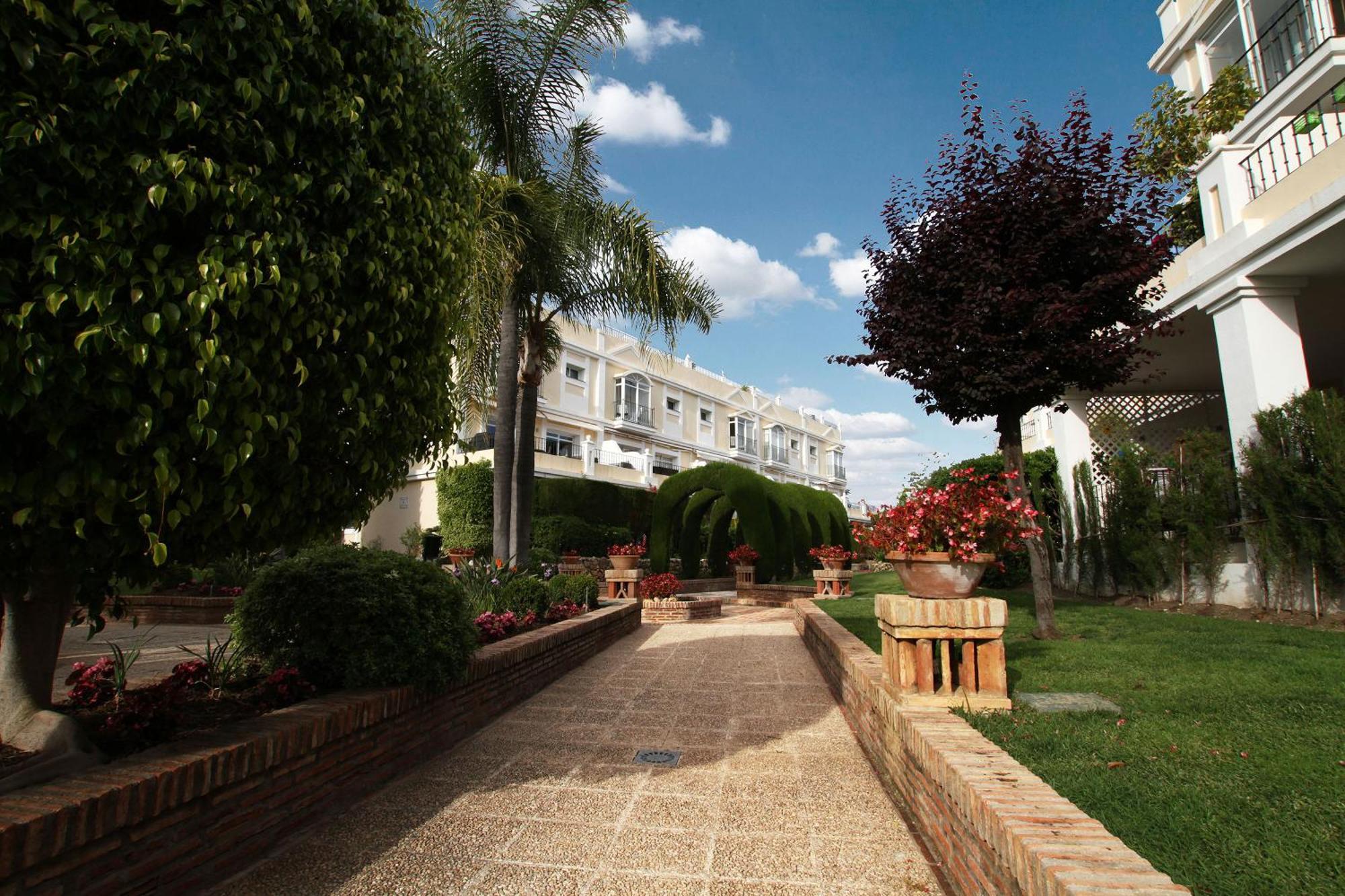 Apartment Spacious 2 Bed Duplex In Aloha Gardens Close To Puerto Banus