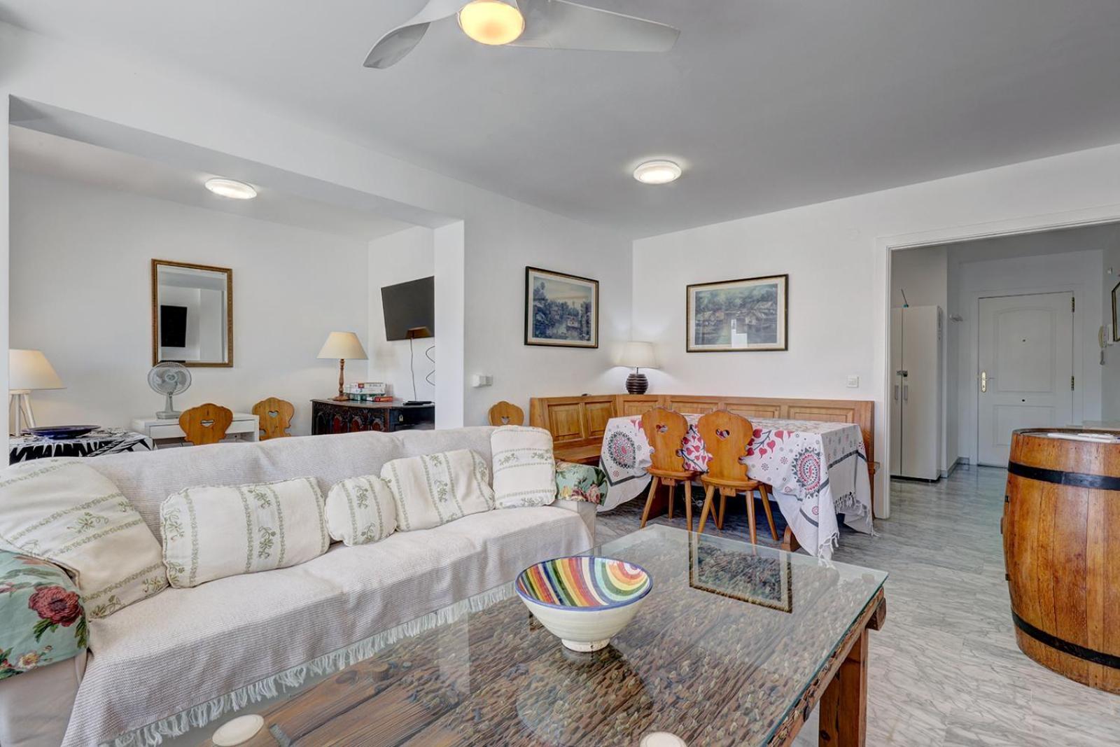 Apartment Sleeps 8 Aircon Secure Underground Parking Free Netflix Fast Internet *