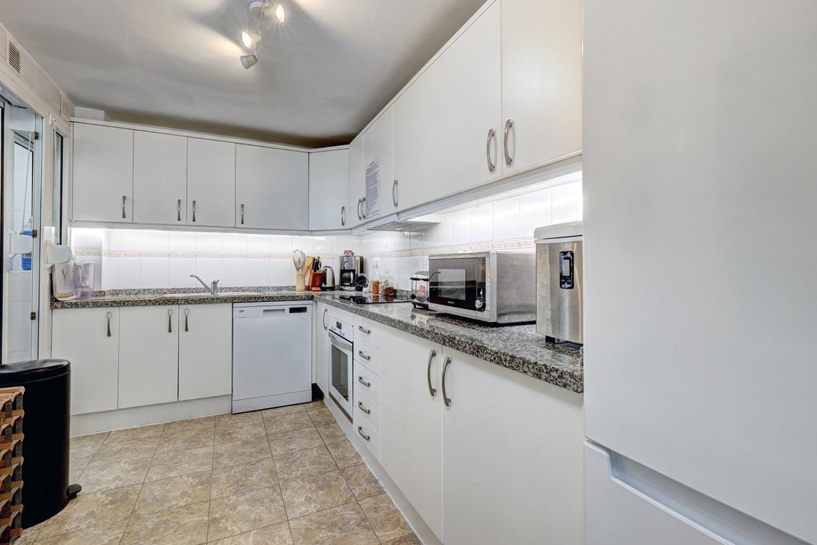 Apartment Sleeps 8 Aircon Secure Underground Parking Free Netflix Fast Internet Marbella