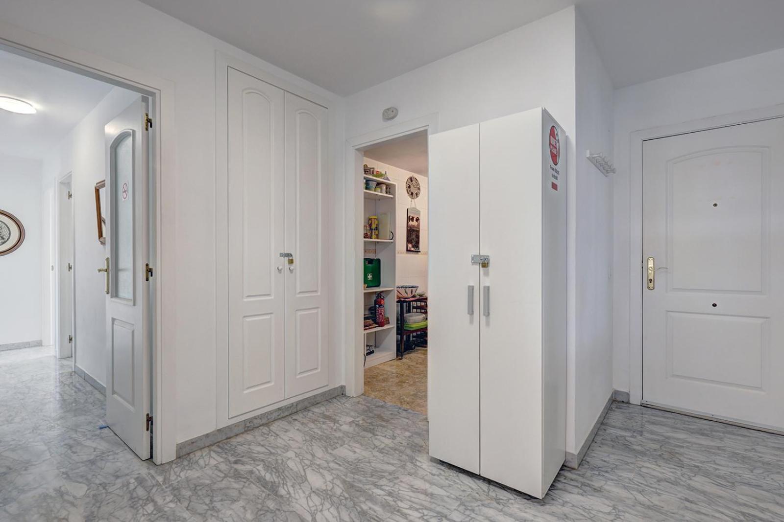 Apartment Sleeps 8 Aircon Secure Underground Parking Free Netflix Fast Internet *