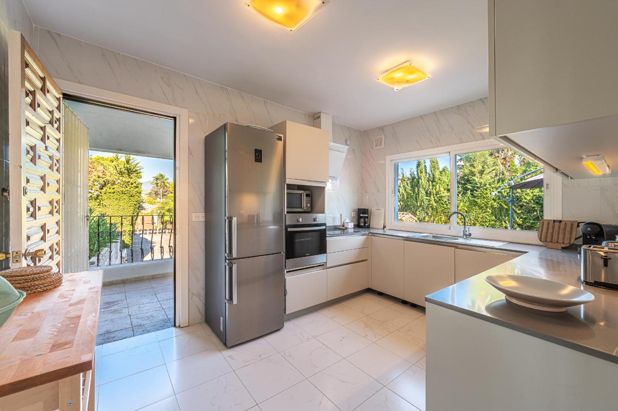 Marbella: Beachside Luxury With Heated Pool And Games *