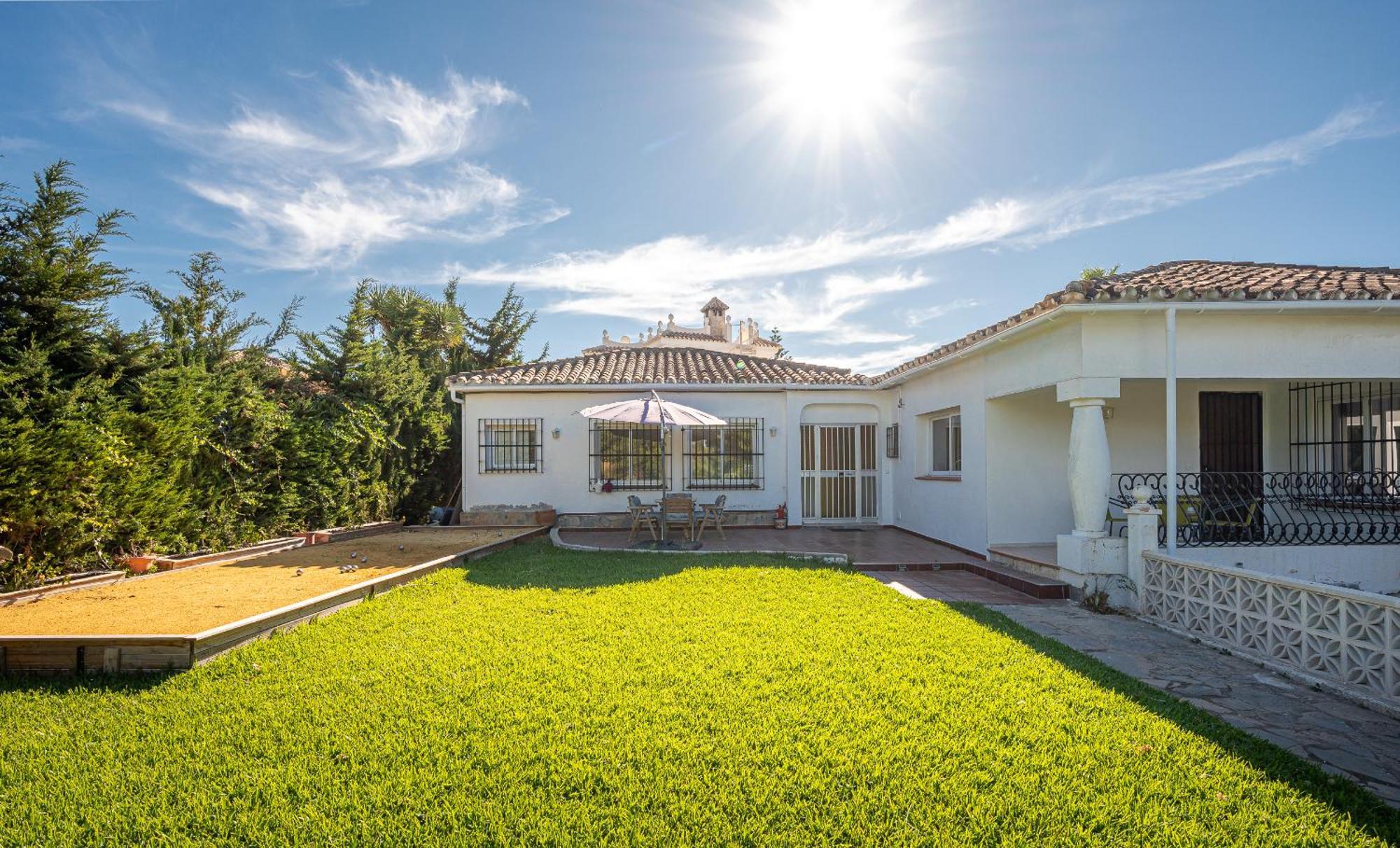 Villa Marbella: Beachside Luxury With Heated Pool And Games