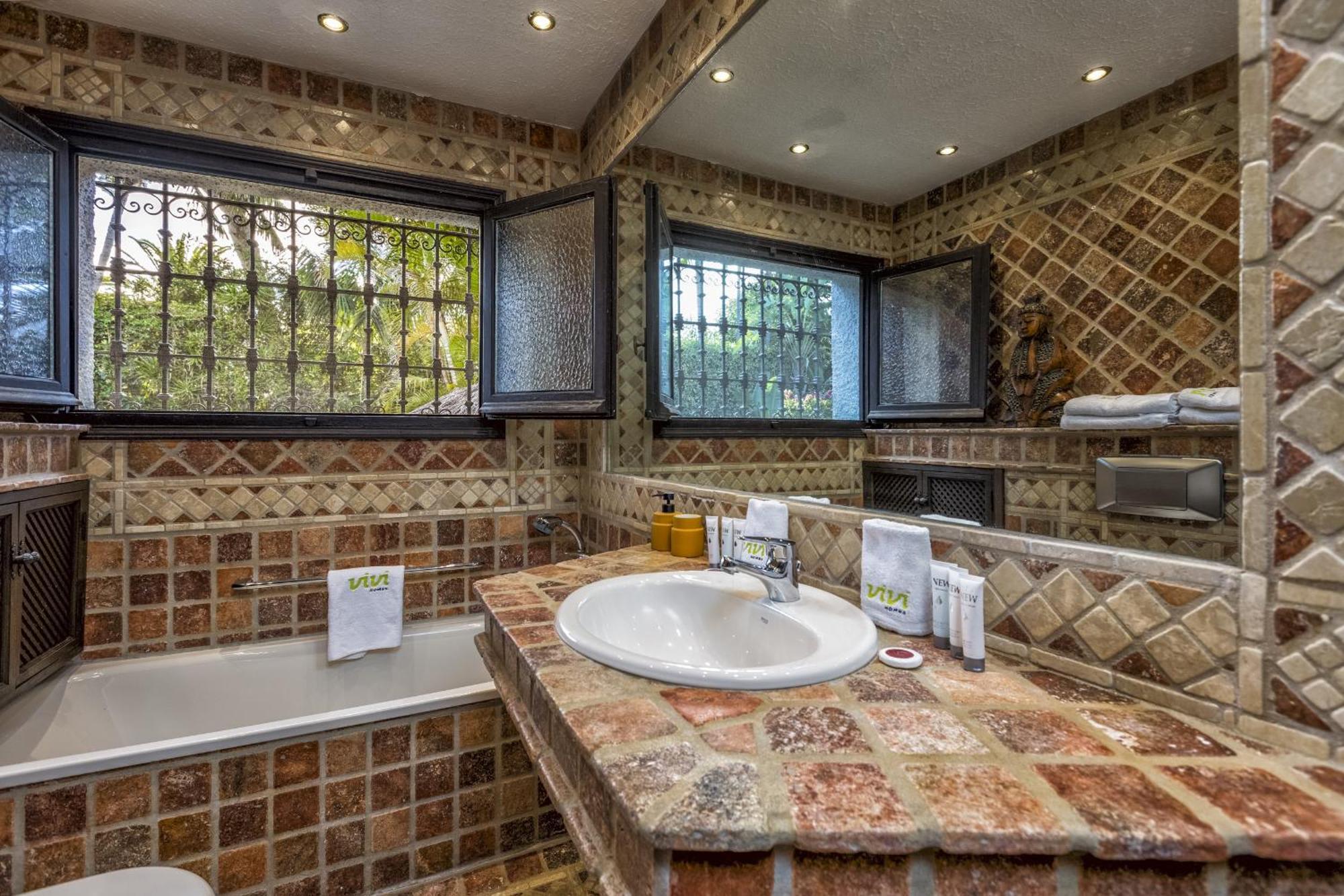 Vivi Homes - Costabella Pool, Sauna, Garden & Villa *