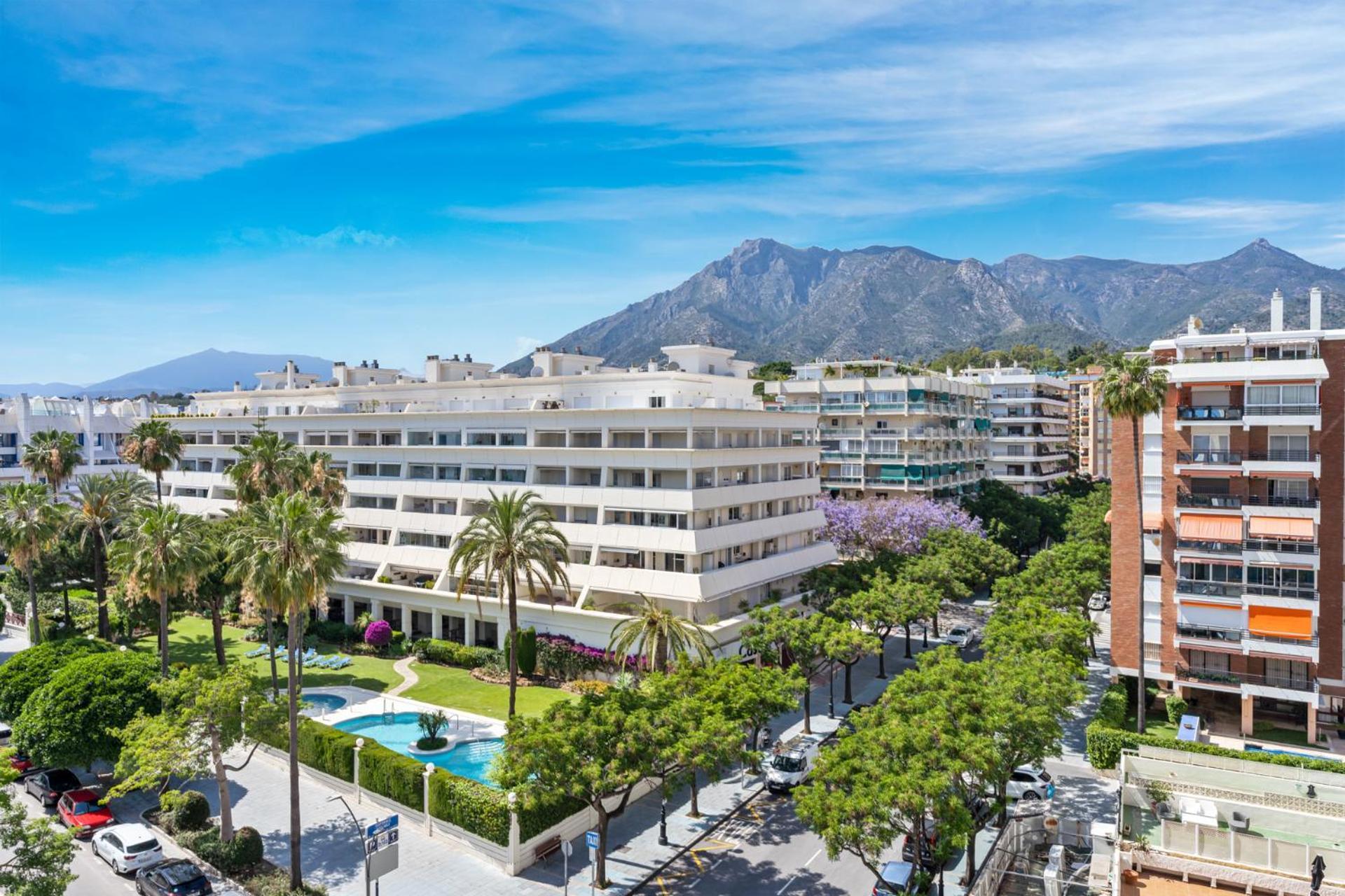 Front With Pool Marbella