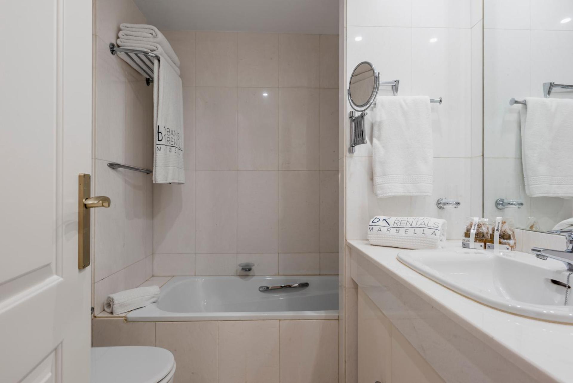 Espacioso Y Encantador En Gaviotas Appartement Marbella