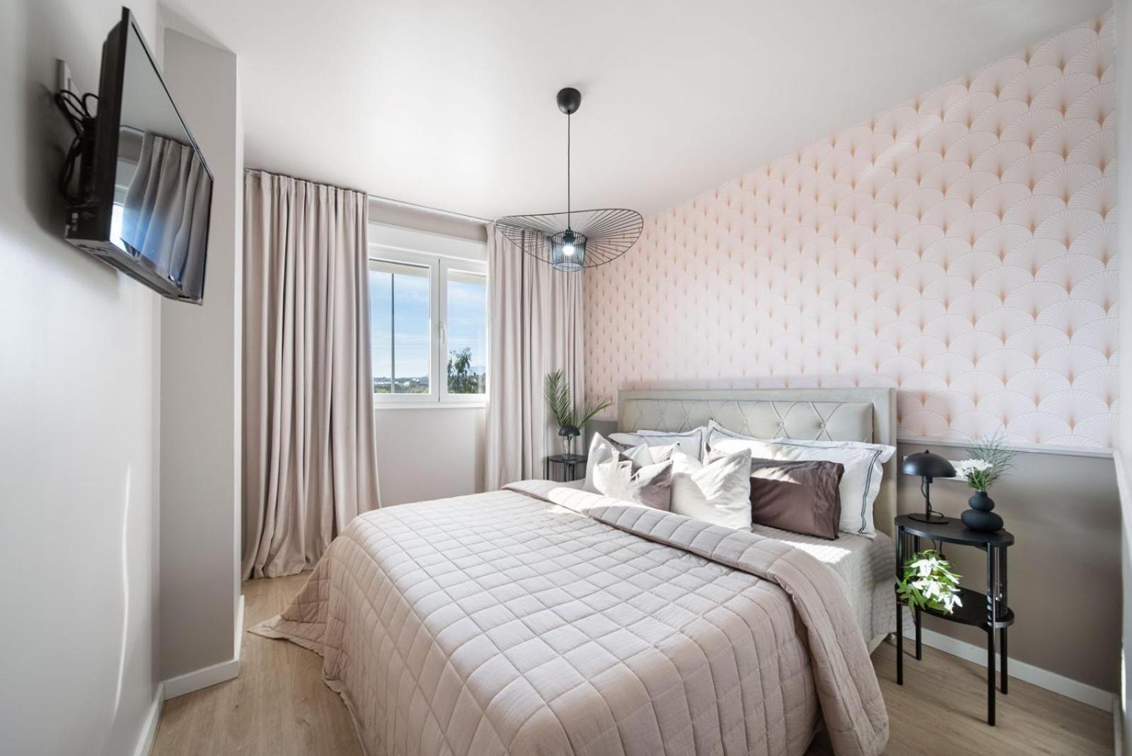 Brand New With Gym&rooftop Pool. *