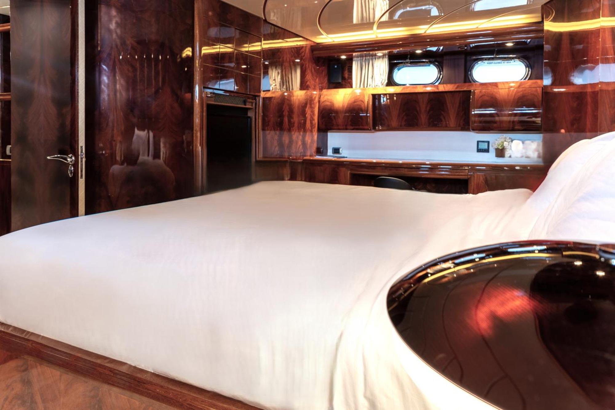 Super Yacht Located In Puerto Banus Botel *