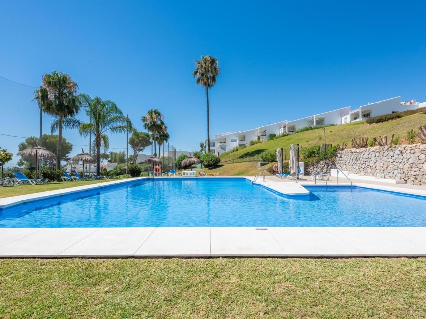 Azahara1, Mountain Views And Frontline Golf Apartment *