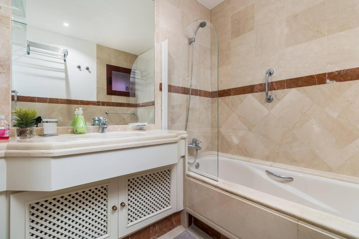 Beachfront, 3pools, King Bed, Free Gymparking * Marbella