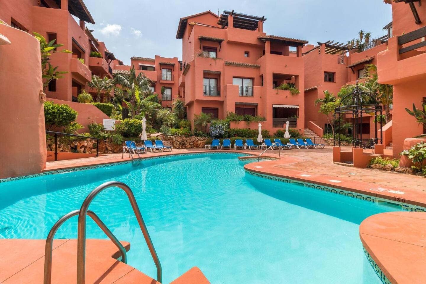 Beachfront, 3pools, King Bed, Free Gymparking Apartment