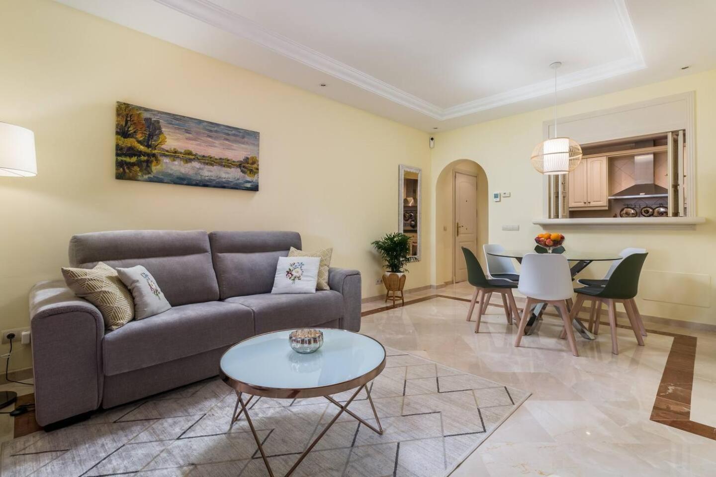 Apartment Beachfront, 3pools, King Bed, Free Gymparking