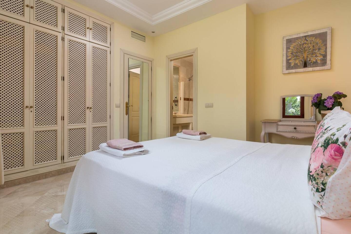 Beachfront, 3pools, King Bed, Free Gymparking Apartment *