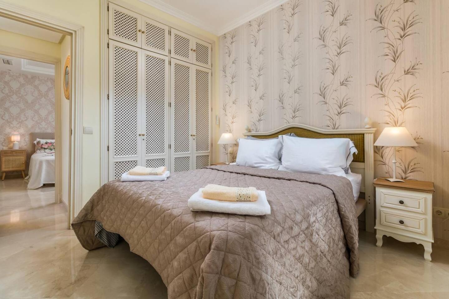 Apartment Beachfront, 3pools, King Bed, Free Gymparking *