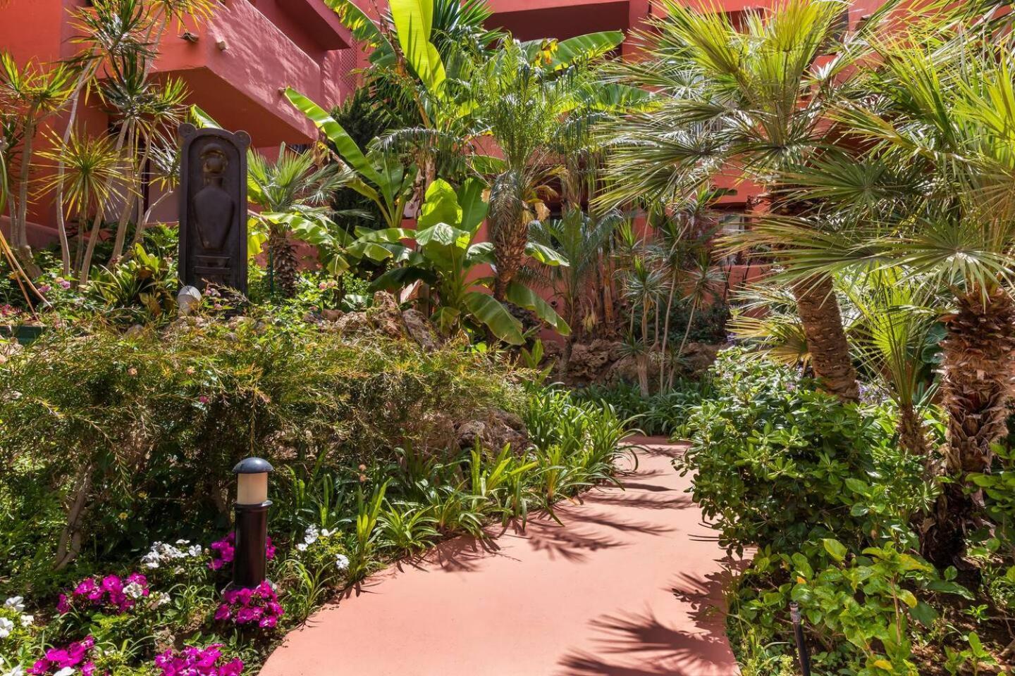 Beachfront, 3pools, King Bed, Free Gymparking Apartment Marbella