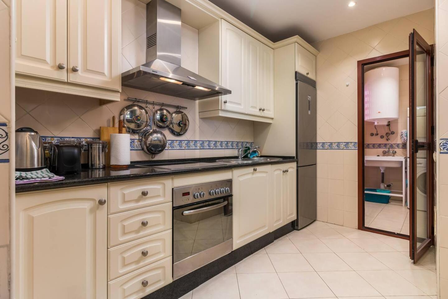 Beachfront, 3pools, King Bed, Free Gymparking Marbella