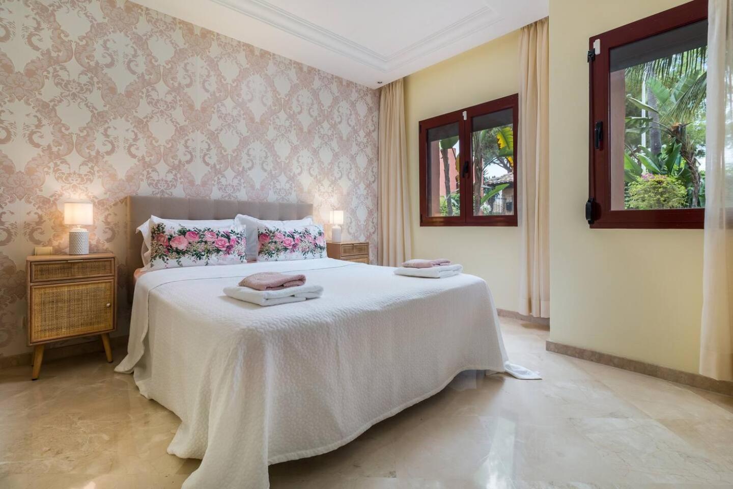 Apartment Beachfront, 3pools, King Bed, Free Gymparking Marbella