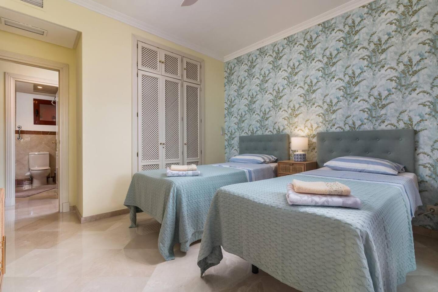 Beachfront, 3pools, King Bed, Free Gymparking Apartment