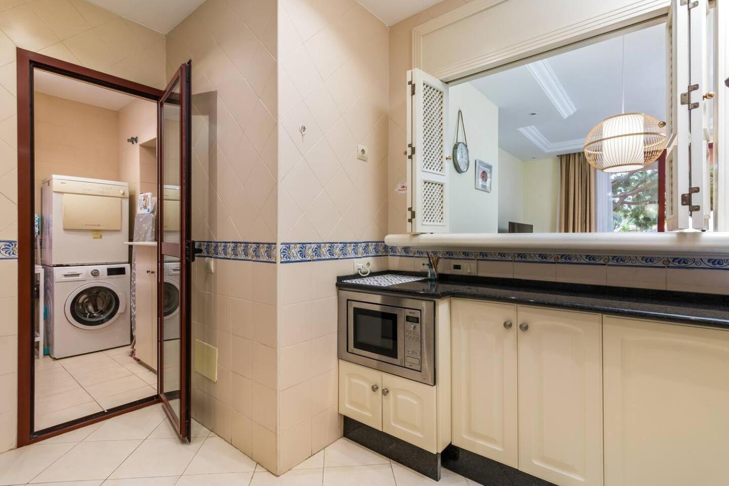 Apartment Beachfront, 3pools, King Bed, Free Gymparking