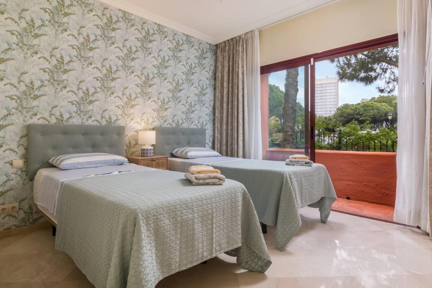 Apartment Beachfront, 3pools, King Bed, Free Gymparking *
