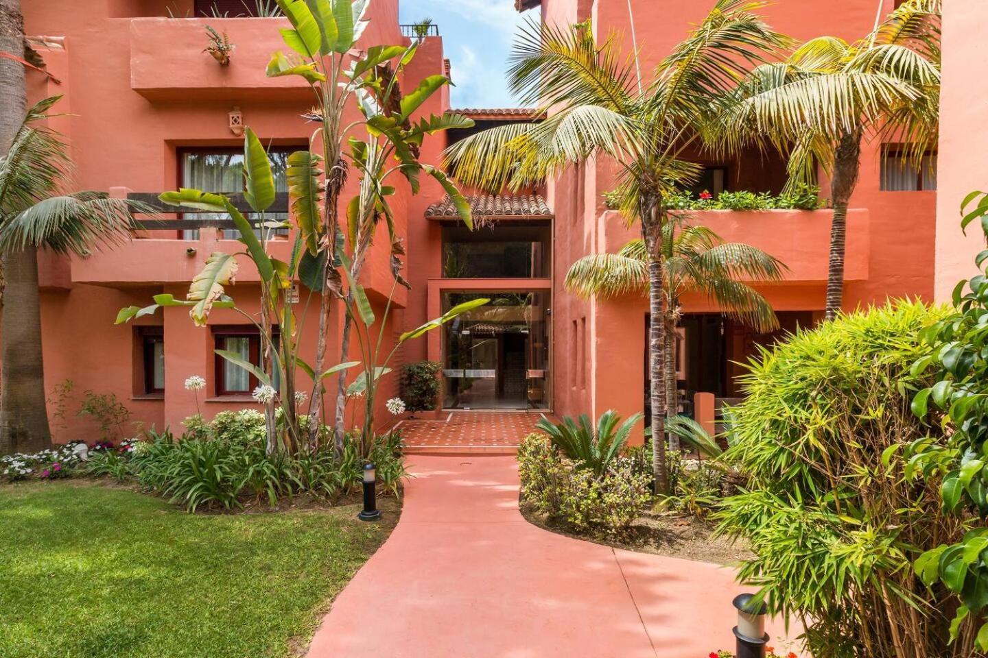 Beachfront, 3pools, King Bed, Free Gymparking Apartment Marbella