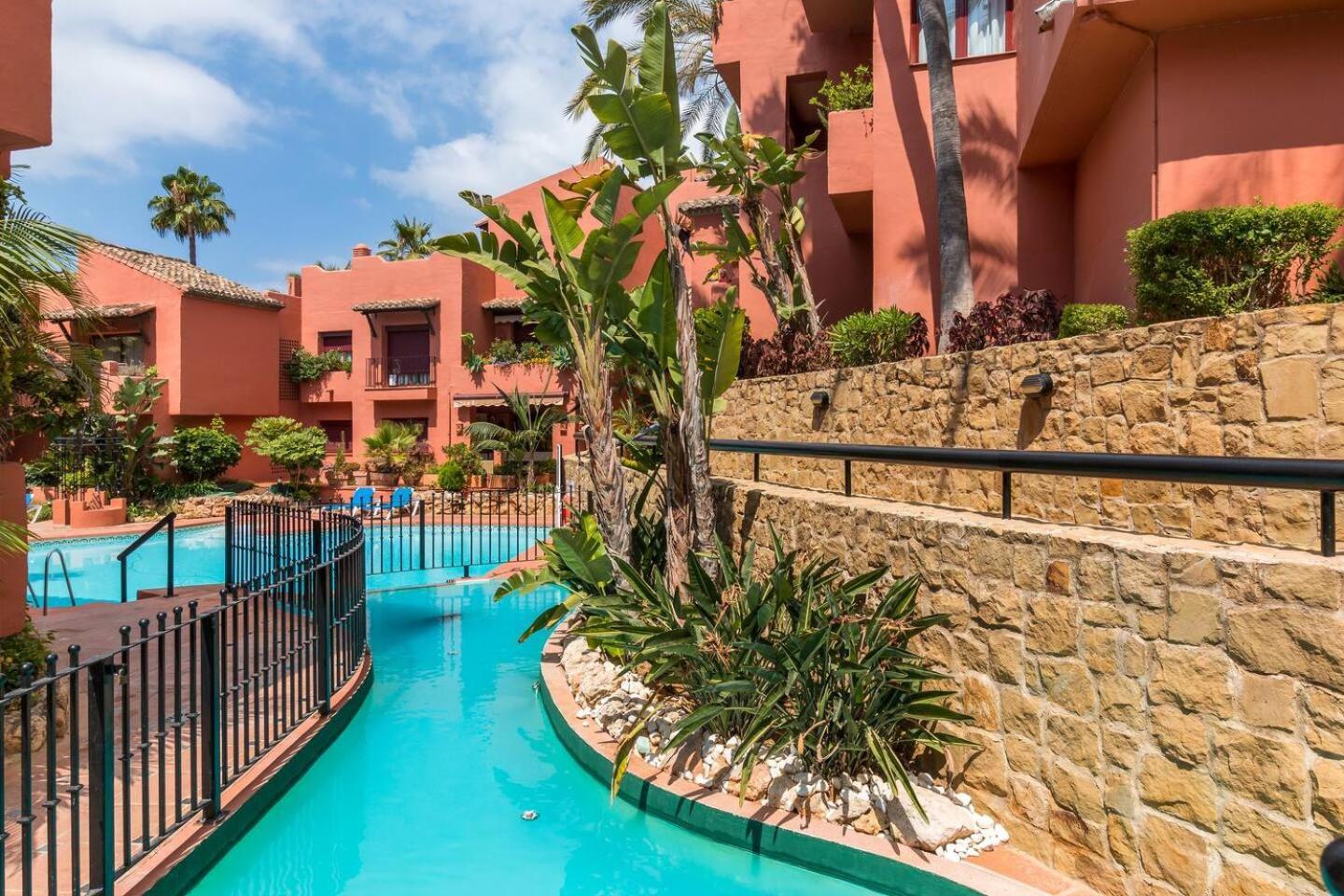 Apartment Beachfront, 3pools, King Bed, Free Gymparking Marbella