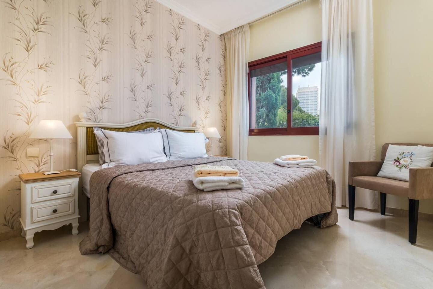 Beachfront, 3pools, King Bed, Free Gymparking Marbella